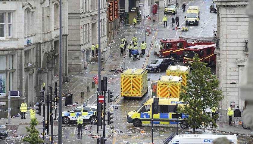 英国汽车冲撞人群致27伤,当时球迷正庆祝利物浦英超夺冠