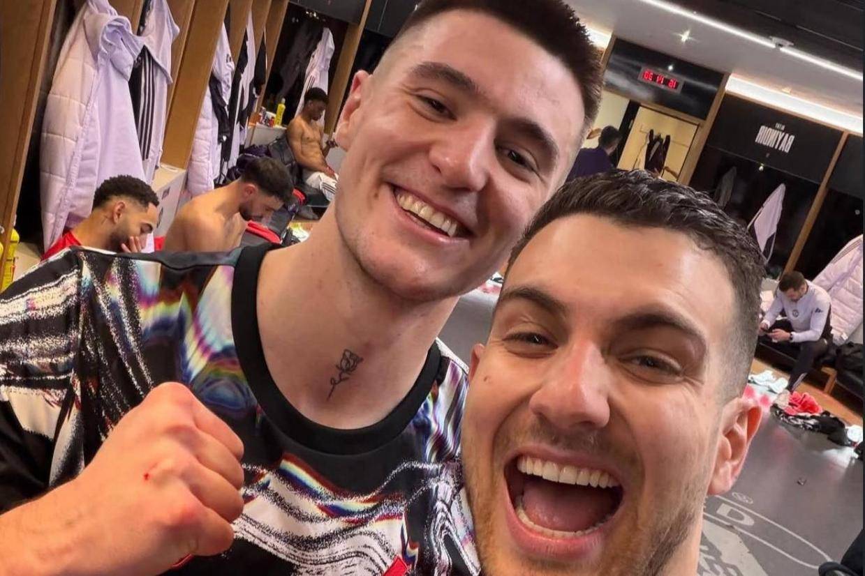 曼联全队起立鼓掌致敬谢什科!绝杀后举动揭示爆发原因,天道酬勤